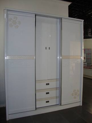 白色烤漆板式三门衣柜