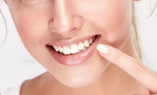 拥有一口漂亮的牙齿可以让人自信,这些伤牙的习惯得戒掉