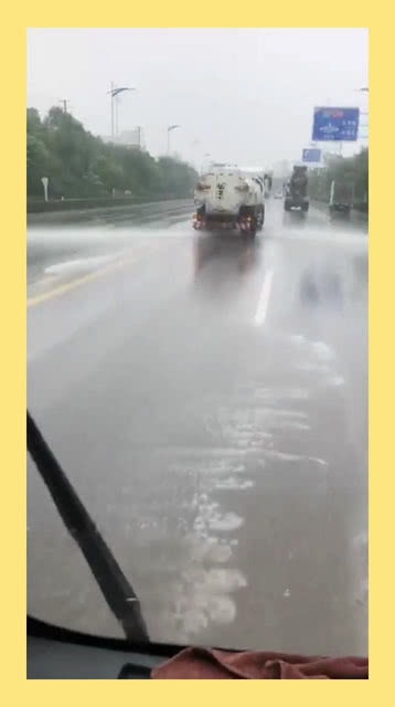 下这么大的雨送货,洒水车还在路上洒水 