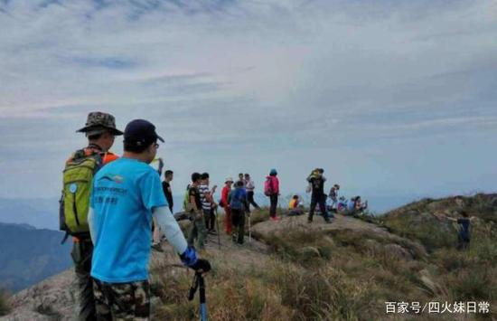 假日旅游登山不要穿裙子 否则很容易尴尬