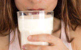 不适合喝牛奶的人群有哪些 哪几类是不能喝牛奶