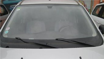 汽车前挡风玻璃上贴年审的标签过期换下不怎么好撕下来,怎么才能轻易弄下来 要弄干净 