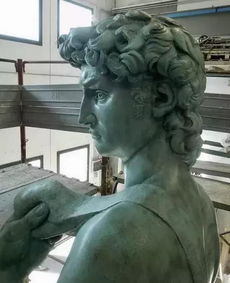 大卫 原模复制雕像在川美美术馆广场完成吊装 