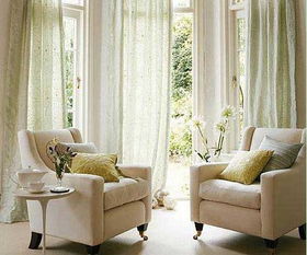 沙发和窗帘的颜色搭配