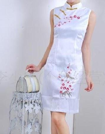 白色旗袍应该配什么样式和颜色的包 大红 粉红 还是白色 有参考图片最好 