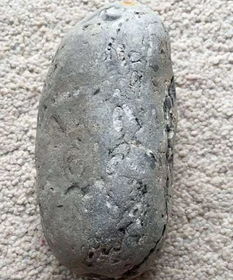 英国男子 35 年前捡到一块破石头,多年后发现竟价值数万元