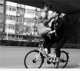 秀恩爱 女子倒坐自行车龙头上挡骑车男友视线 图 