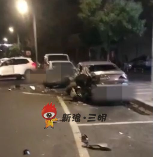 凌晨,永安仙泉路发生一起车祸,接连撞坏好几辆车...