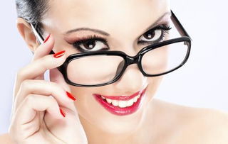 眼镜戴久了眼睛变形如何用化妆修复 
