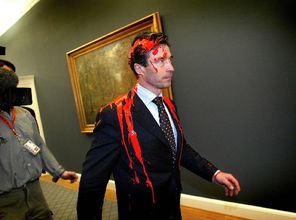 丹麦首相遭反战者红漆袭击 