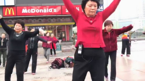 重庆商圈上百名大妈戴耳机跳广场舞 大妈 不扰民 