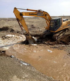 修渠引水 解决春季牧场饮水难题