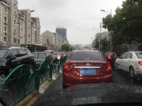 为什么一到下雨天就会大堵车，哪怕是小雨也会堵得很厉害，雨水和车辆之间有什么联系