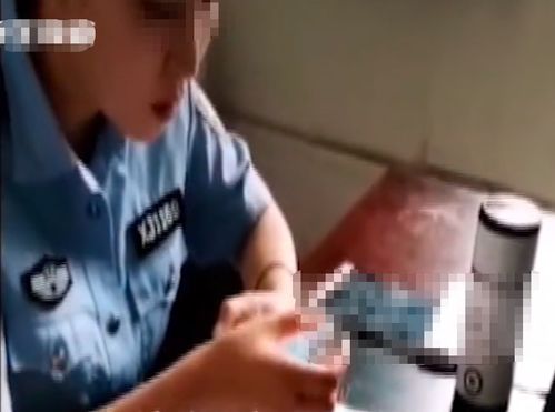 女警务人员办业务爱搭不理 男子录视频实名举报 她在玩手机