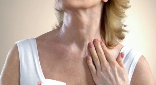 7种帮助女性消除胸部皱纹的简单方法