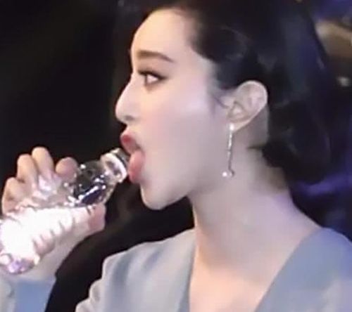 为什么有的人喝水要吐舌头(为什么有些人喝水)