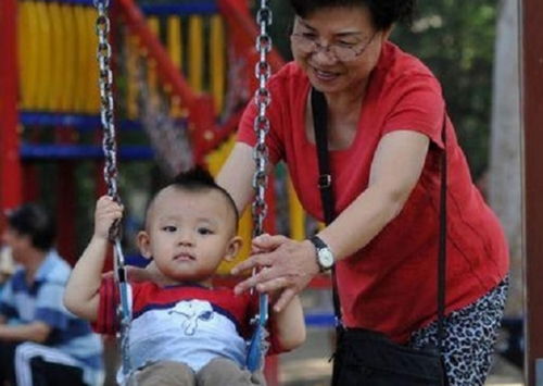 2岁孩子被人贩子抱走,反诬陷奶奶是疯子,奶奶急中生智救回孩子