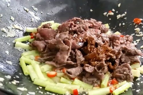 炒牛肉嫩滑鲜香有诀窍,学会这个做法,简单两步,牛肉比豆腐还嫩