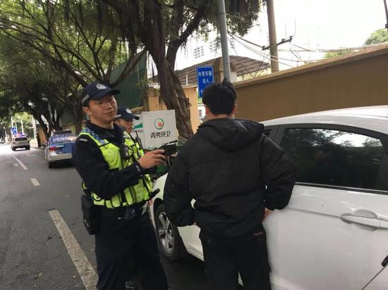 专属停车位被私家车占用,一个小时不见车主 交警 罚(南宁桂春路附近停车场免费)