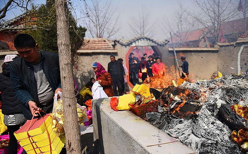 清明节焚香烧纸,祭祖扫墓,传统习俗为何又成糟粕被嫌弃 