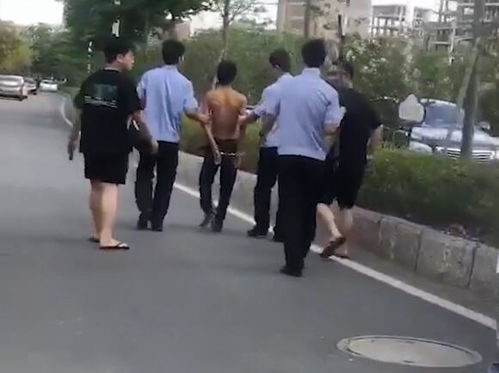 广东一男子被儿子砍伤倒地流血,砍人者被控制,邻居 那孩子有病