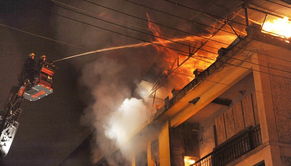 哈尔滨一建筑起火烧穿屋顶 