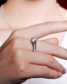 女的左手中指戴戒指是啥意思图片