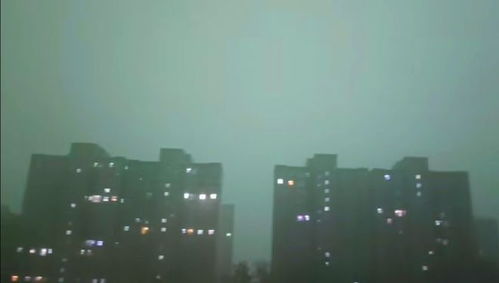 郑州25日又现大暴雨,天空都变成了绿色,为何会出现这种诡异颜色