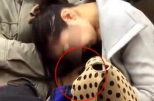 女孩喝醉酒地铁上睡着,身旁男子竟然狂摸女孩胸部,真是太可耻