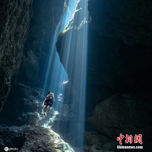 西班牙摄影师拍摄水下大片 潜水者沐浴光束画面唯美 