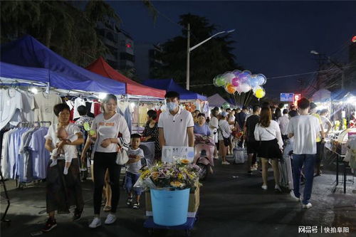 花店小伙夜市摆摊卖花4小时,敢于应付顾客,称脸皮薄了挣不到钱