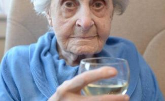 国外一个103岁长寿老人的日常生活,一天抽二十根烟,喝半瓶酒 