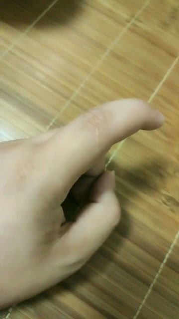 左手食指有疤 