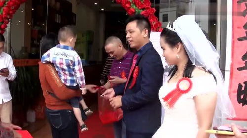 广东小伙结婚,新娘半路下车走路进家,肯定是一位贤惠美女 