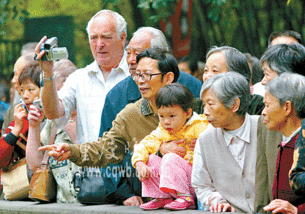 外国老人游动物园爱上重阳节 