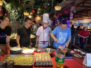 数百名子女在苏州某餐厅为父母做菜,顾客 看看别人家的孩子