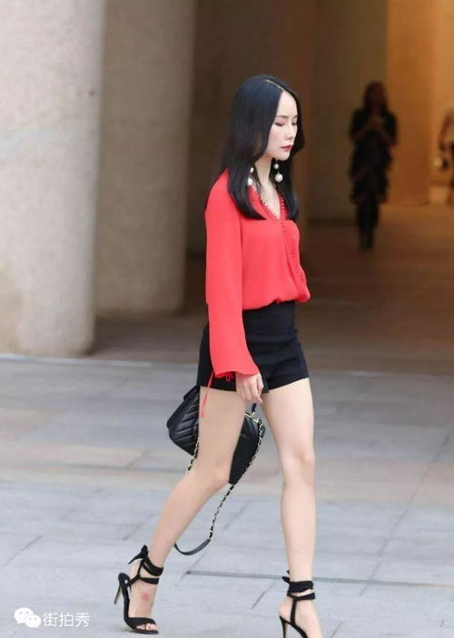 街拍 红色雪纺衫搭配黑色短裤穿出高级美感 