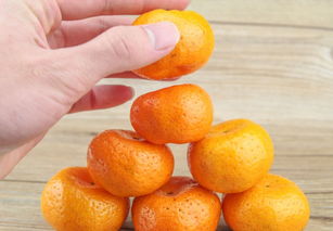 男子吃橘子险些丧命,只因为做了这件事 太危险了