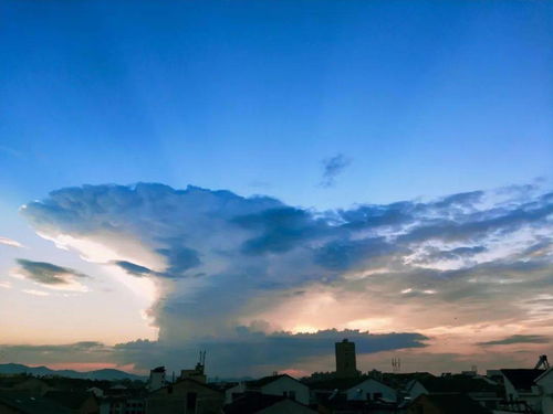 朝晖夕阴气象万千(衔远山，吞长江，浩浩汤汤，横无际涯；朝晖夕阴，气象万千的翻译)