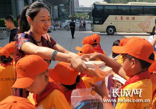 小心愿公益行 爱心手牵手 贫困山区孩子进城过六一 组图 