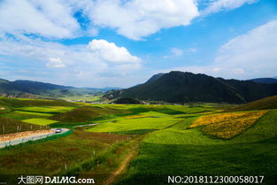 大山中的乡村田园风光摄影图片