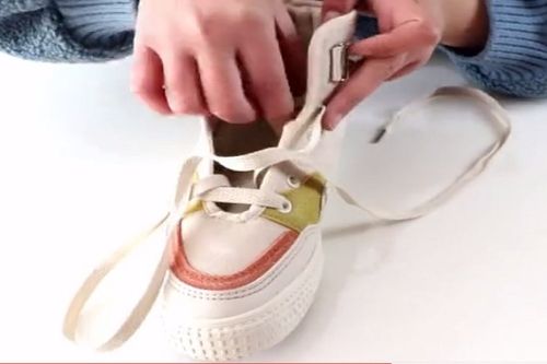 怎样学会系爱心型鞋带 