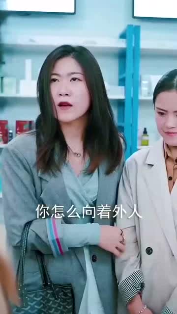 这妈怎么回事怎么还没女儿活的明白 