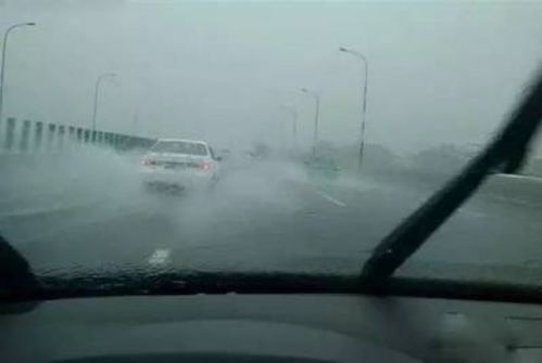 下雨天为什么要避免驾驶汽车 原因在这里