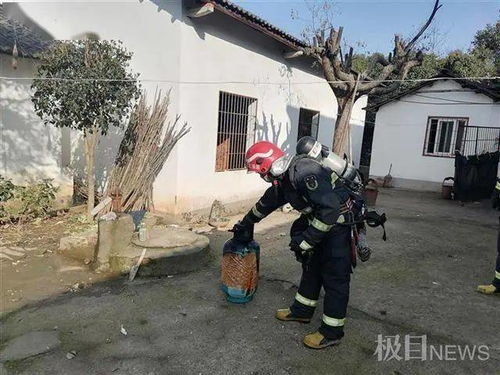 险 江夏一居民厨房家中煤气罐起火,消防员徒手拎出 火雷