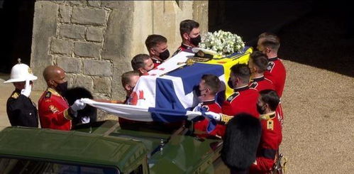 英国女王出席菲利普亲王葬礼,弯腰驼背愈发显老,难掩悲痛之情