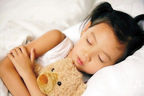 小孩子晚上睡觉流口水磨牙是什么原因造成的（小孩夜里磨牙流口水是怎么回事）