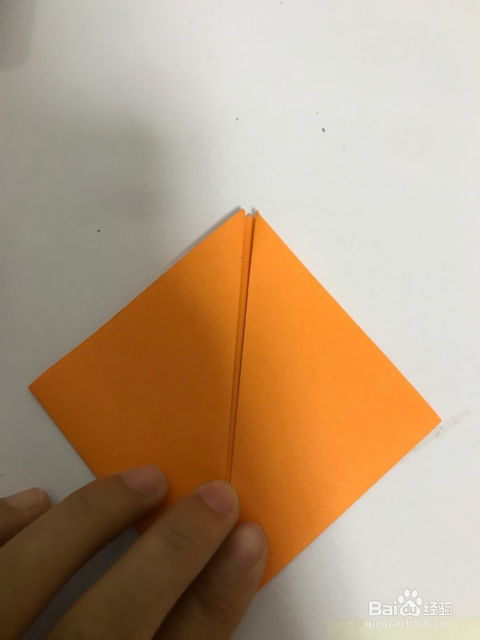 用一张正方形的纸张如何折出一个美丽的王冠呢