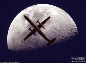 摄影师捕捉到客机飞往月球的那一刻 