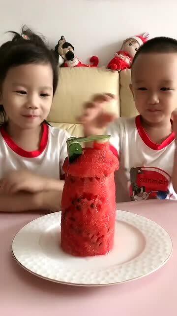 把西瓜做成水瓶的样子,孩子们抢着吃呢 